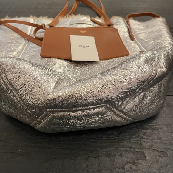 CELINE PHANTOM  MEDIUM TOTE WITH POUCH REVERSIBLE SILVER METALLIC AND SHEARLING - Picture 8 of 9